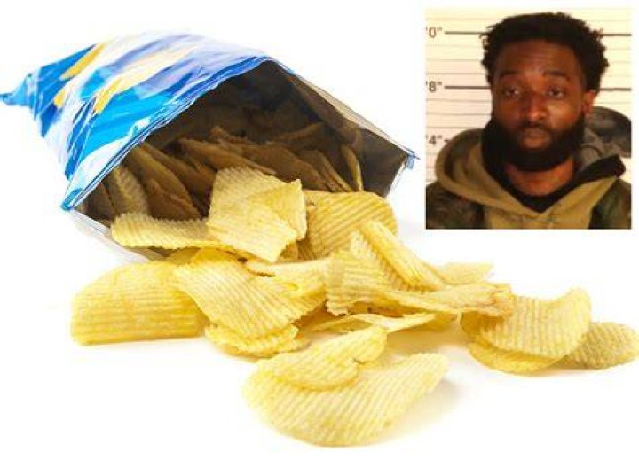 
Video of Tennessee man taking two bags of chips dropped by store thief surfaces online following arrest 